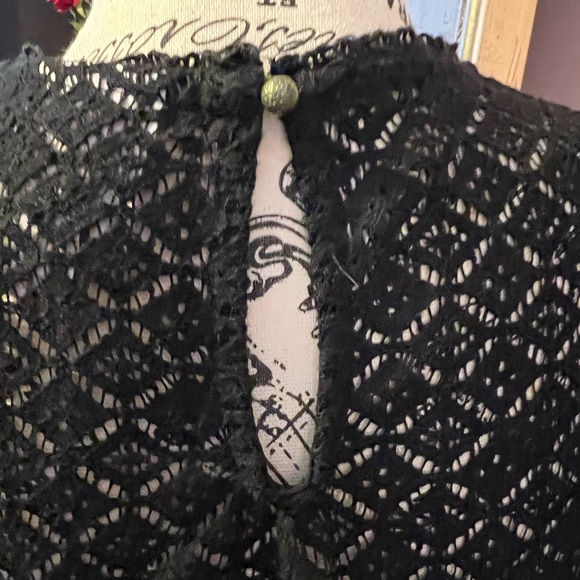 Knox Rose Lace Peplum Top - Picture 7 of 9